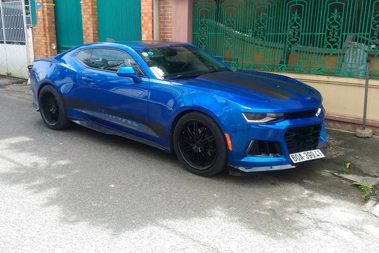 Còn nhớ tại thời điểm vào cuối năm năm 2016, mẫu siêu  xe cơ bắp Chevrolet Camaro 2017 được đưa về nước và nhanh chóng trở thành tâm điểm bàn tán của giới mê xe tại Việt Nam. Tính đến thời điểm hiện tại, đã có gần 10 chiếc Chevrolet Camaro 2017 lăn bánh trên dải đất hình chữ S.